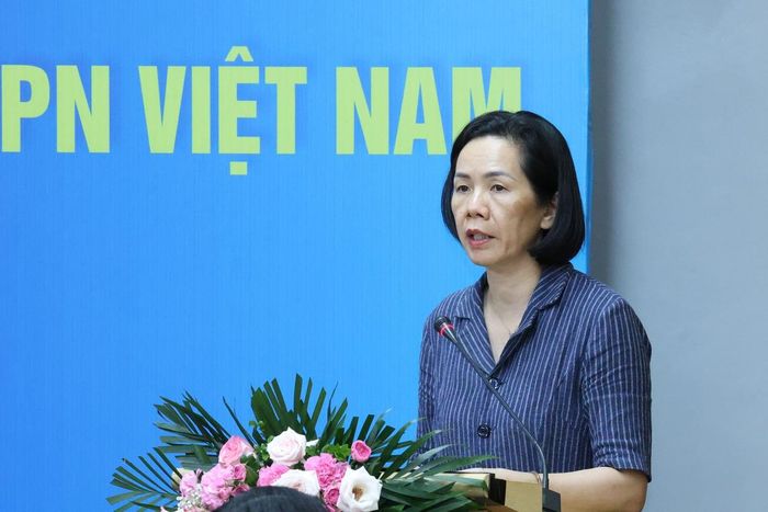 Phó Chủ tịch Hội LHPN Việt Nam Nguyễn Thị Minh Hương trình bày Dự thảo Chương trình hành động thực hiện Nghị quyết Đại hội, Dự thảo Báo cáo kiểm điểm của Ban Chấp hành Trung ương Hội LHPN Việt Nam khóa XIII