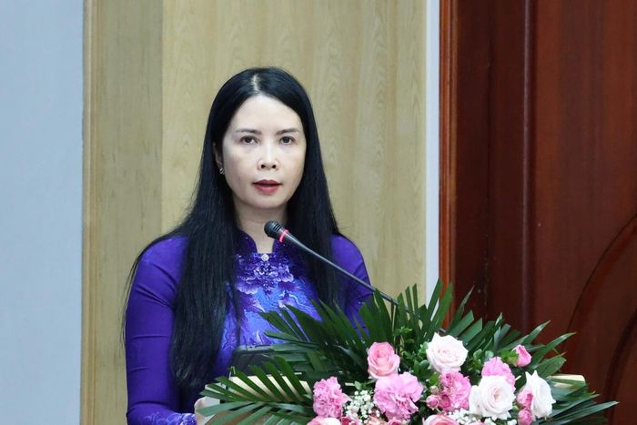 Phó Chủ tịch Thường trực Hội LHPN Việt Nam Trần Lan Phương trình bày Dự thảo Báo cáo chính trị của Ban Chấp hành TƯ Hội LHPN Việt Nam khóa XIII tại Đại hội đại biểu Phụ nữ toàn quốc lần thứ XIV, nhiệm kỳ 2026 - 2031