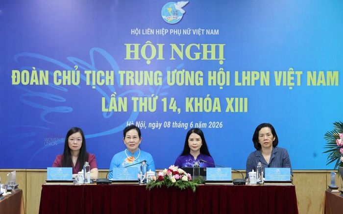 Ủy viên TƯ Đảng, Phó Chủ tịch UBTƯ MTTQ Việt Nam, Chủ tịch Hội LHPN Việt Nam Lê Thị Thủy (thứ 2 từ trái sang); Phó Chủ tịch Thường trực Hội LHPN Việt Nam Trần Lan Phương (thứ 2 từ phải sang); các Phó Chủ tịch Hội LHPN Việt Nam: Nguyễn Thị Minh Hương (bên phải), Nguyễn Thị Thu Hiền chủ trì Hội nghị