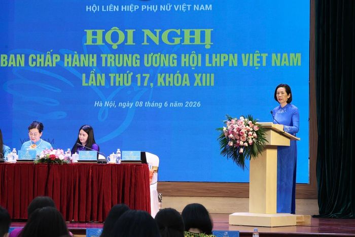 Phó Chủ tịch Hội LHPN Việt Nam Nguyễn Thị Minh Hương trình bày Dự thảo Báo cáo kiểm điểm của Ban Chấp hành Trung ương Hội LHPN Việt Nam khóa XIII; Các nội dung về tuyên truyền, hậu cần và chuẩn bị các điều kiện cho tổ chức Đại hội.