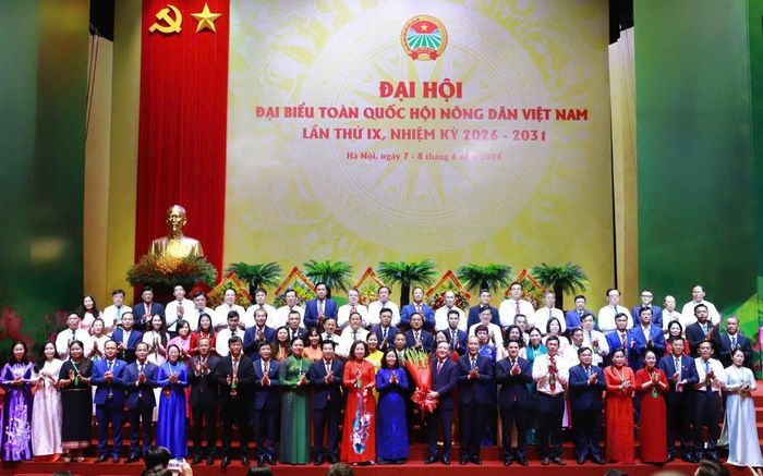 Bà Bùi Thị Minh Hoài, Ủy viên Bộ Chính trị, Bí thư Trung ương Đảng, Bí thư Đảng ủy Mặt trận Tổ quốc và các đoàn thể Trung ương, Chủ tịch Ủy ban Trung ương Mặt trận Tổ quốc Việt Nam, tặng hoa chúc mừng Ban Chấp hành Trung ương Hội Nông dân Việt Nam khóa IX, nhiệm kỳ 2026 - 2031