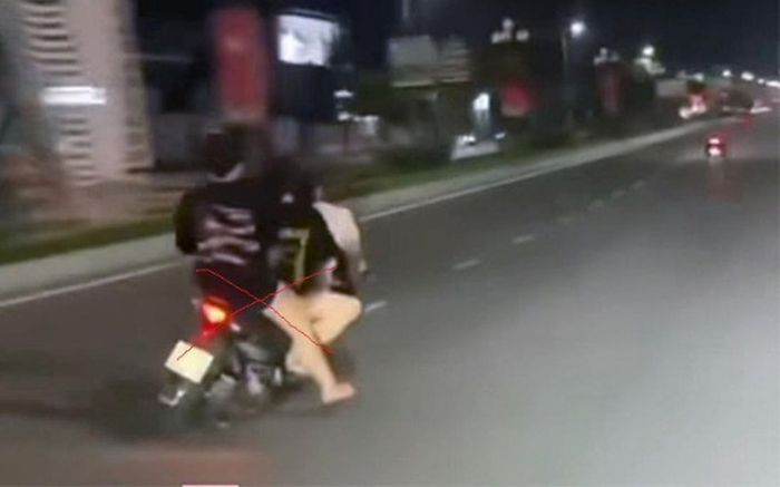 T. điều khiển xe mô tô chở Y và L lạng lách, đánh võng trên đường (Ảnh cắt từ clip)