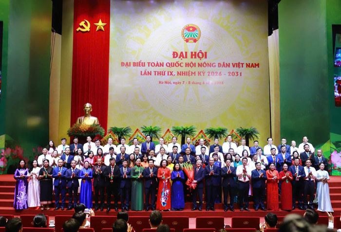 Bà Bùi Thị Minh Hoài, Ủy viên Bộ Chính trị, Bí thư Trung ương Đảng, Bí thư Đảng ủy Mặt trận Tổ quốc và các đoàn thể Trung ương, Chủ tịch Ủy ban Trung ương Mặt trận Tổ quốc Việt Nam, tặng hoa chúc mừng Ban Chấp hành Trung ương Hội Nông dân Việt Nam khóa IX, nhiệm kỳ 2026 - 2031