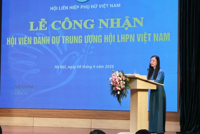 Phó Chủ tịch Hội LHPN Việt Nam Nguyễn Thị Thu Hiền công bố quyết định công nhận hội viên danh dự Hội LHPN Việt Nam đối với 15 cá nhân tiêu biểu
