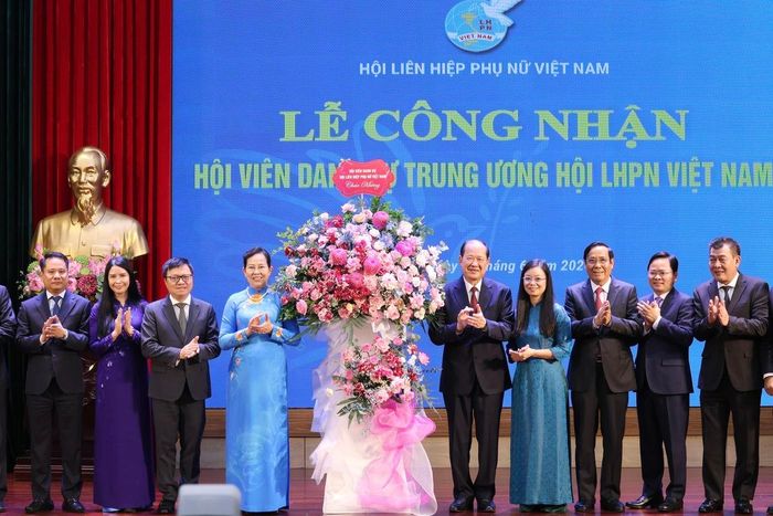 Đại diện các hội viên danh dự tặng hoa Lãnh đạo Hội LHPN Việt Nam
