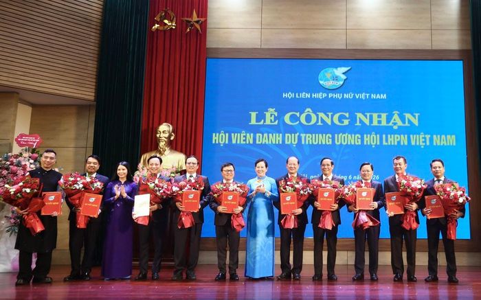 Ủy viên TƯ Đảng, Phó Chủ tịch UBTƯ MTTQ Việt Nam, Chủ tịch Hội LHPN Việt Nam Lê Thị Thủy (thứ 6 từ phải sang), Phó Chủ tịch Thường trực Hội LHPN Việt Nam Trần Lan Phương (thứ 3 từ trái sang) trao quyết định công nhận cho các hội viên danh dự