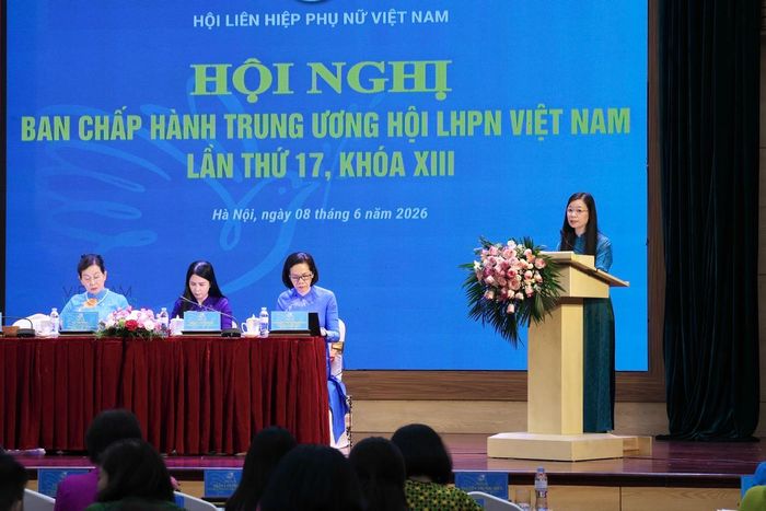 Phó Chủ tịch Hội LHPN Việt Nam Nguyễn Thị Thu Hiền trình bày Dự thảo Báo cáo tổng kết thi hành Điều lệ Hội; Điều lệ Hội LHPN Việt Nam bổ sung, sửa đổi; Dự thảo Chương trình Đại hội; Tham luận Đại hội.