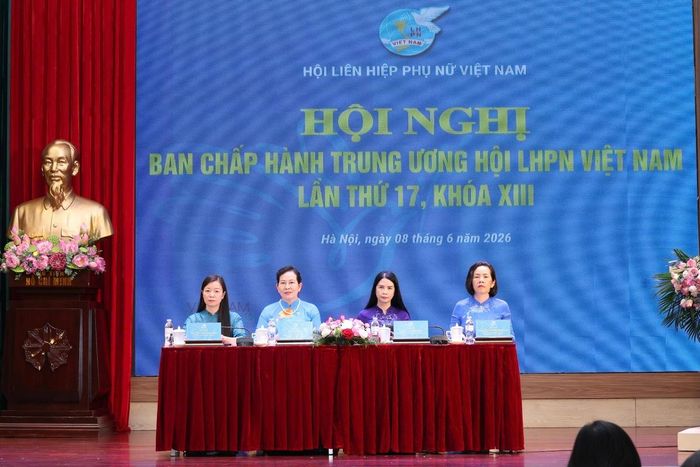 Ủy viên TƯ Đảng, Phó Chủ tịch UBTƯ MTTQ Việt Nam, Chủ tịch Hội LHPN Việt Nam Lê Thị Thủy (thứ 2 từ trái sang) chủ trì Hội nghị. Đồng chủ trì Hội nghị có: Phó Chủ tịch Thường trực Hội LHPN Việt Nam Trần Lan Phương (thứ 2 từ phải sang); các Phó Chủ tịch Hội LHPN Việt Nam: Nguyễn Thị Minh Hương (bìa phải), Nguyễn Thị Thu Hiền