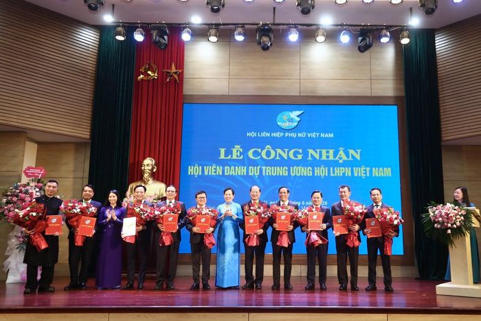Trung ương Hội LHPN Việt Nam đã tổ chức Lễ công nhận hội viên danh dự Hội LHPN Việt Nam đối với 15 cá nhân tiêu biểu có nhiều đóng góp cho công tác phụ nữ và phong trào phụ nữ.