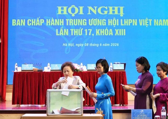 Các Ủy viên Ban Chấp hành TƯ Hội LHPN Việt Nam khóa XIII thực quy trình giới thiệu nhân sự khóa mới theo quy định