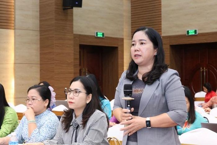 Các đại biểu góp ý vào các dự thảo văn bản trình Đại hội