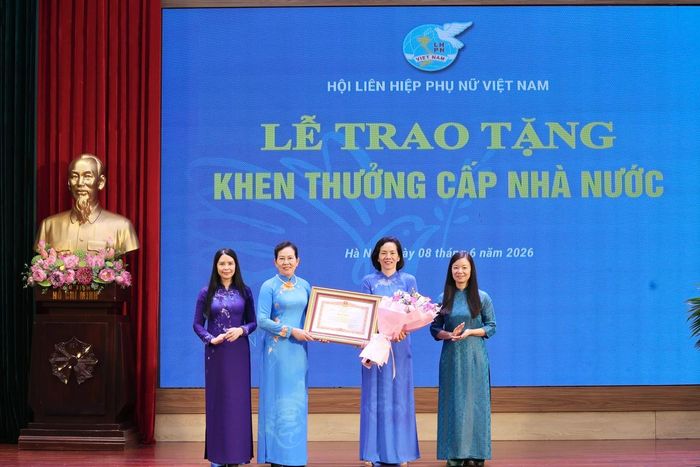 Ủy viên TƯ Đảng, Phó Chủ tịch UBTƯ MTTQ Việt Nam, Chủ tịch Hội LHPN Việt Nam, thành viên Hội đồng Thi đua - Khen thưởng TƯ Lê Thị Thủy (thứ 2 từ trái sang), Phó Chủ tịch Thường trực Hội LHPN Việt Nam Trần Lan Phương (bìa trái), Phó Chủ tịch Hội LHPN Việt Nam Nguyên Thị Thu Hiền (bìa phải) tặng hoa chúc mừng Phó Chủ tịch Hội LHPN Việt Nam Nguyễn Thị Minh Hương nhận Bằng khen của Thủ tướng Chính phủ