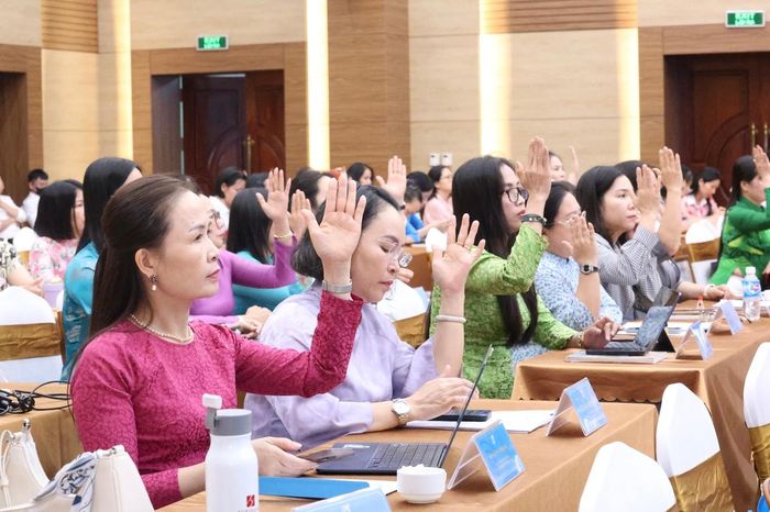 Các Ủy viên biểu quyết thông qua Nghị quyết Hội nghị lần thứ 17, Ban Chấp hành TƯ Hội LHPN Việt Nam khóa XIII