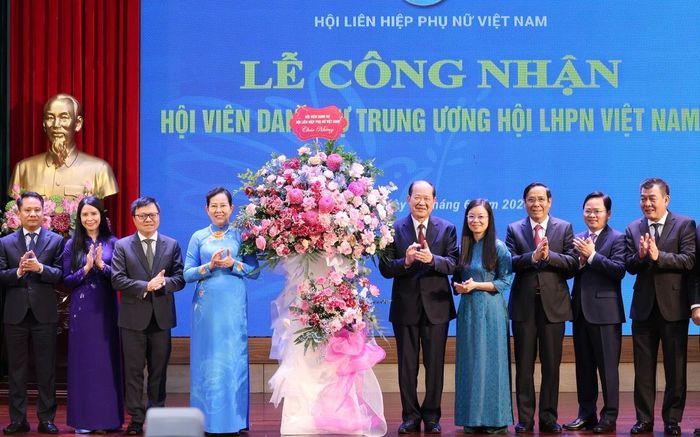Đại diện các hội viên danh dự Hội LHPN Việt Nam tặng hoa Lãnh đạo Hội LHPN Việt Nam