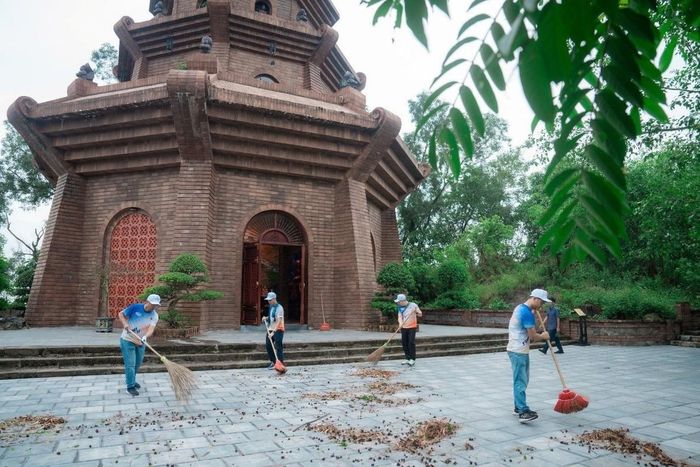 Tại Bắc Ninh nơi đặt nhà máy của Diana Unicharm, các tình nguyện viên tham gia dọn dẹp cảnh quan tại Di tích quốc gia đặc biệt Chùa Phật Tích