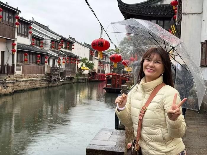 Theo chia sẻ của NSƯT Kim Oanh, cô đã thực hiện hàng loạt can thiệp thẩm mỹ tại một bệnh viện ở Hàn Quốc, bao gồm chỉnh sửa lại dáng mũi, căng da mặt, đính cơ trán, căng da cổ, xóa các nếp nhăn li ti dưới mắt, xử lý mỡ viền hàm và thắt cơ nọng cằm. Ngoài ra, nữ nghệ sĩ còn cấy một lớp mỡ tự thân mỏng dưới da nhằm khắc phục tình trạng hao hụt mô mỡ theo tuổi tác, giúp gương mặt trở nên đầy đặn, căng bóng và tươi trẻ hơn