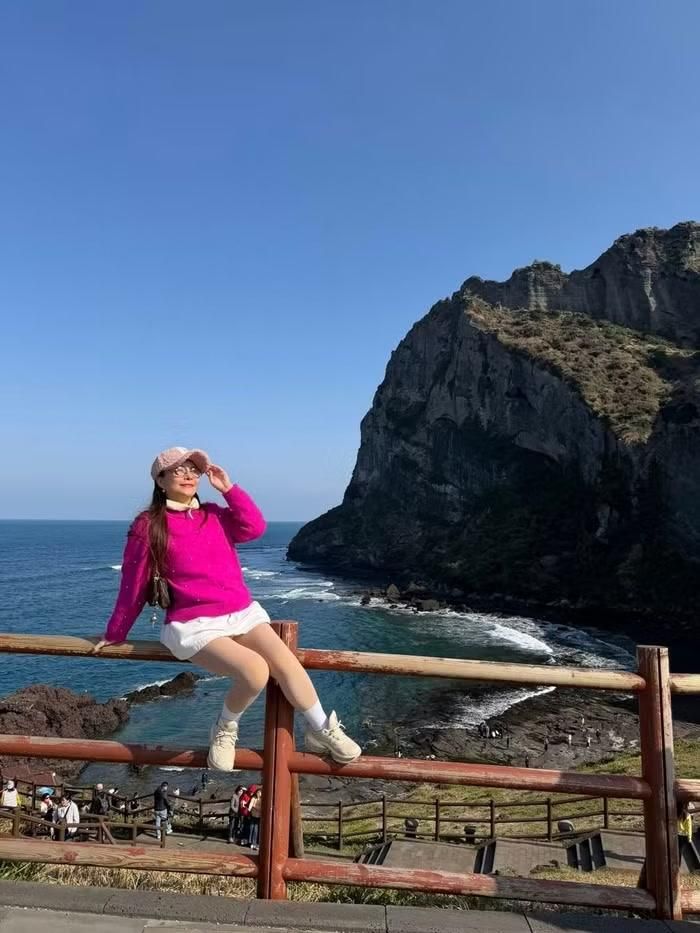 Nữ nghệ sĩ chuộng phong cách thời trang năng động, hiện đại với những bộ trang phục tôn vóc dáng và giúp cô trông trẻ hơn tuổi
