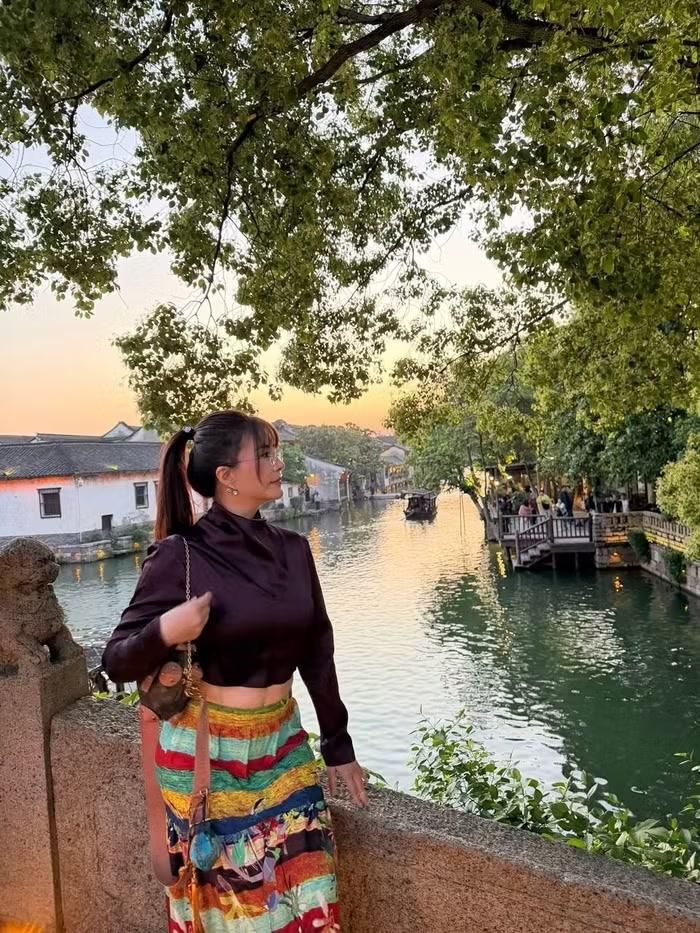 Có thể thấy đã ngoài tuổi 50 nhưng nữ nghệ sĩ vẫn duy trì được vóc dáng thon thả, làn da tươi tắn và phong cách thời trang trẻ trung, khiến nhiều người khó đoán tuổi thật của cô