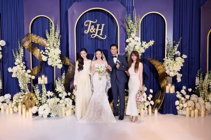 Xuất hiện tại đám cưới của diễn viên Việt Hoa và Trọng Trí, NSƯT Kim Oanh nhanh chóng trở thành tâm điểm chú ý. Nhan sắc trẻ trung cùng thần thái tươi tắn của nữ nghệ sĩ khiến nhiều người bất ngờ, thậm chí được nhận xét không kém cạnh các đàn em trong giới