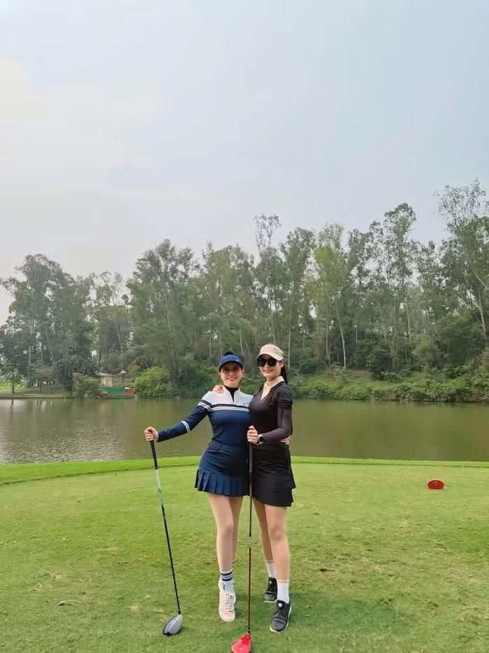 Không chỉ giữ gìn vóc dáng bằng chế độ sinh hoạt khoa học, NSƯT Kim Oanh còn dành thời gian rảnh rỗi để chơi golf. Bộ môn này giúp nữ nghệ sĩ rèn luyện sức khỏe, duy trì sự dẻo dai và tinh thần tích cực