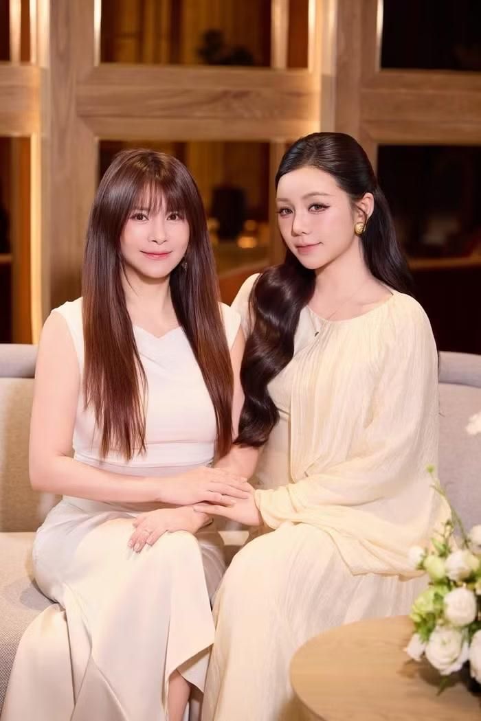 Đáng chú ý, khi chụp ảnh cùng diễn viên Quỳnh Kool, NSƯT Kim Oanh vẫn ghi điểm thần thái rạng rỡ. Đứng cạnh đàn em kém nhiều tuổi, nữ nghệ sĩ được nhận xét không hề lép vế về nhan sắc
