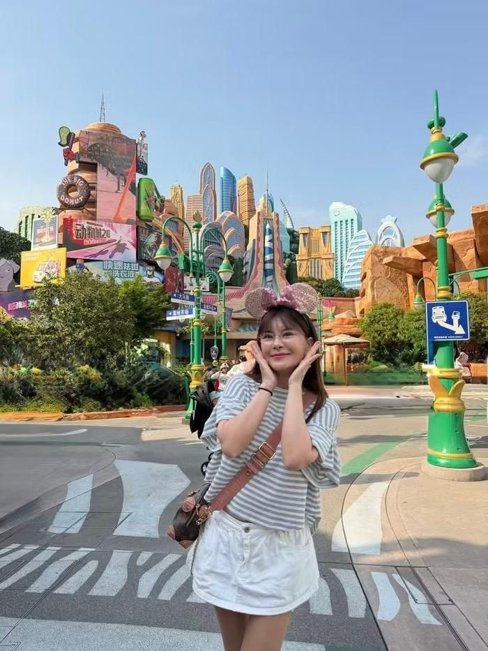 NSƯT Kim Oanh từng cho biết niềm hạnh phúc lớn nhất của cô hiện nay là được làm những điều mình đam mê, tự do khám phá những vùng đất mới và quây quần bên gia đình, bạn bè thân thiết