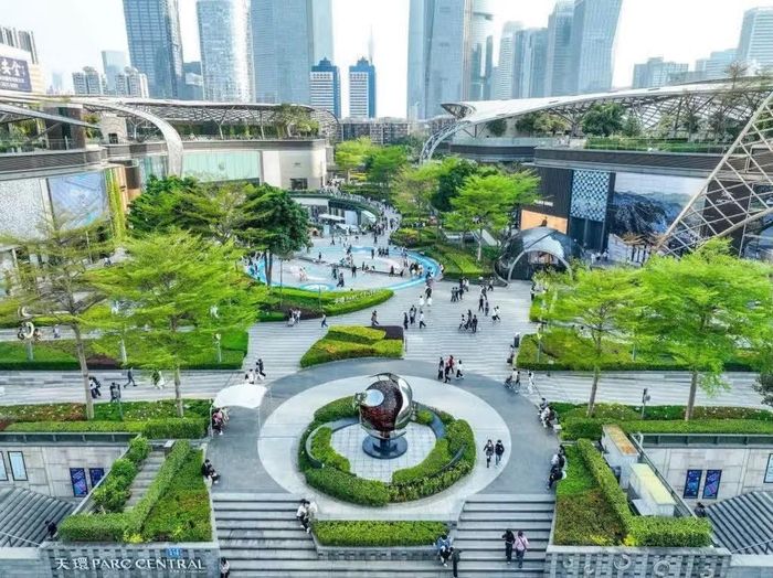 Khách mua sắm dạo bước trong khu phức hợp thương mại Parc Central tại trung tâm thành phố Quảng Châu, dự án do Tập đoàn Bất động sản Sun Hung Kai Properties phát triển