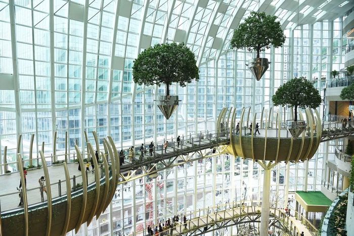 Lối đi trên không mang phong cách thiết kế futuristic (đến từ tương lai) tại trung tâm thương mại The Ring Shopping Park ở Trùng Khánh (Trung Quốc)