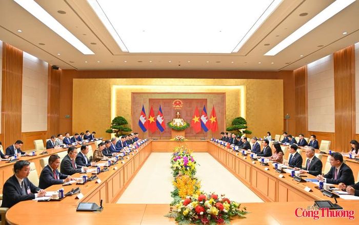 Sau Lễ đón, hai Thủ tướng đã dẫn đầu đoàn cấp cao hai nước tiến hành hội đàm nhằm đánh giá kết quả hợp tác giữa hai nước thời gian qua và đề xuất các phương hướng hợp tác thời gian tới và chứng kiến Lễ trao văn kiện hợp tác giữa Việt Nam - Campuchia.