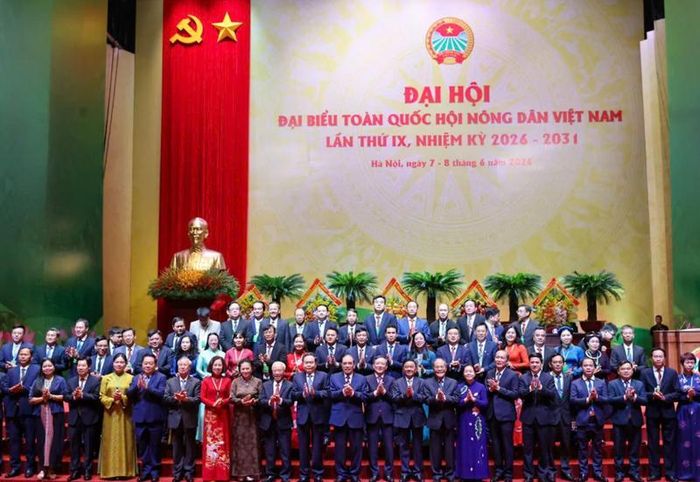 Các đồng chí lãnh đạo, nguyên lãnh đạo Đảng, Nhà nước, đại diện các ban, bộ, ngành, đoàn thể cùng Thường trực, cán bộ Trung ương Hội Nông dân Việt Nam. Ảnh: Khổng Chi
