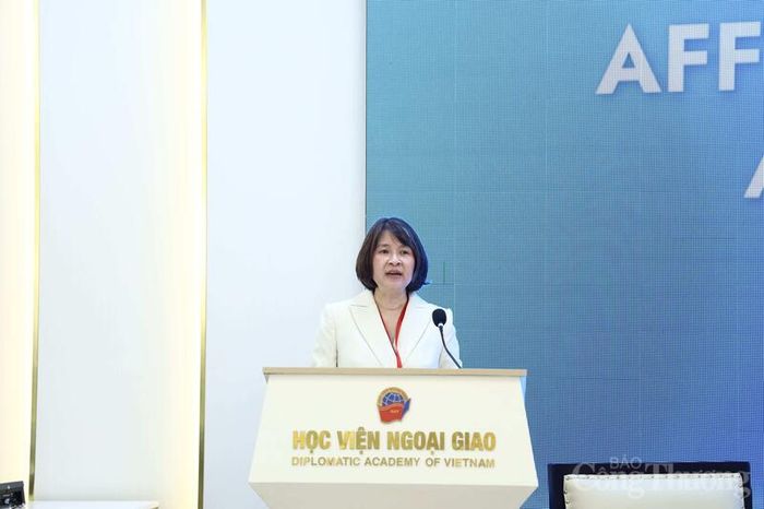 TS. Nguyễn Thị Thìn, Phó Giám đốc Học viện Ngoại giao phát biểu khai mạc chương trình.
