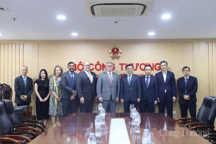 Bộ trưởng Lê Mạnh Hùng, ông Eric M.Hambly chụp ảnh chung sau buổi làm việc.