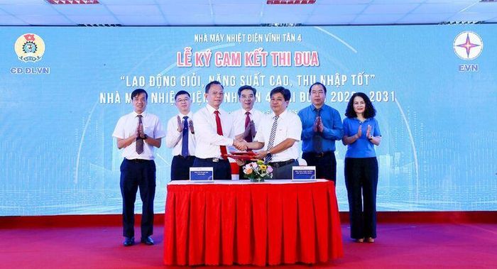 Lễ Ký cam kết thực hiện phong trào thi đua “Lao động giỏi, năng suất cao, thu nhập tốt” giai đoạn 2026-2031 giữa Giám đốc và Chủ tịch Công đoàn Nhà máy Nhiệt điện Vĩnh Tân 4. Ảnh: CĐĐLVN