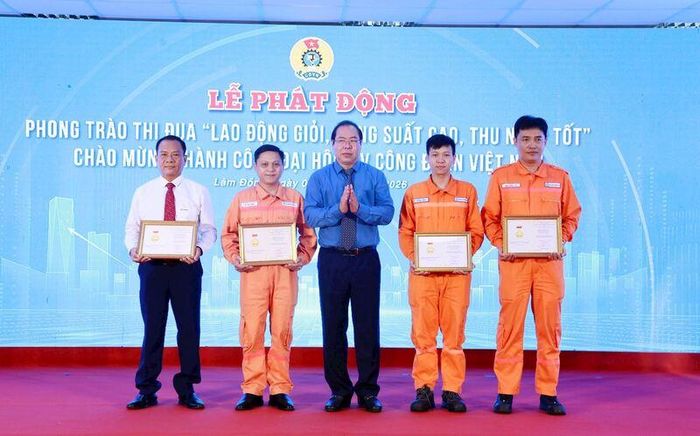 Ông Đỗ Đức Hùng, Chủ tịch Công đoàn Điện lực Việt Nam trao Bằng lao động sáng tạo của Tổng Liên đoàn Lao động Việt Nam cho các cá nhân tại Nhà máy Nhiện điện Vĩnh Tân 4 và các đơn vị trong khu vực tại lễ phát động. Ảnh: CĐĐLVN