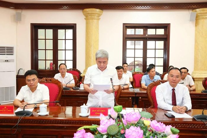 Đại diện lãnh đạo Ban Tổ chức Tỉnh ủy công bố các quyết định.