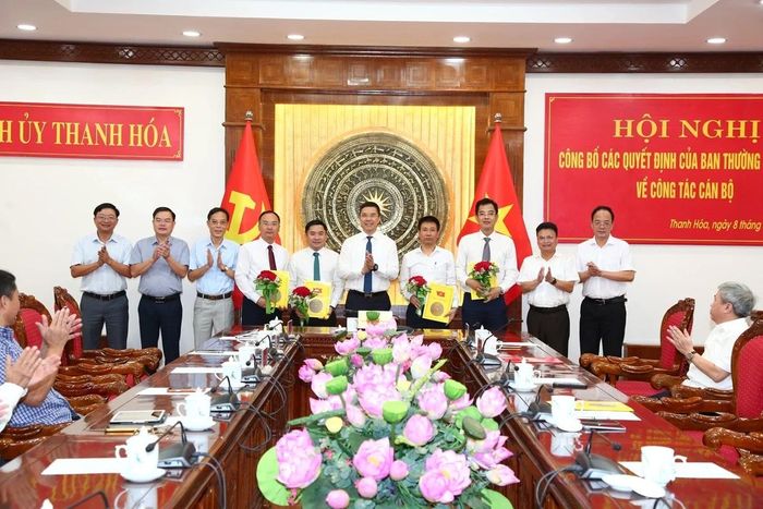 Các đồng chí lãnh đạo tỉnh tặng hoa chúc mừng.