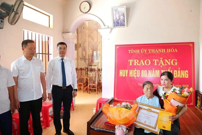Phó Bí thư Thường trực Tỉnh ủy Nguyễn Hồng Phong phát biểu tại buổi lễ.