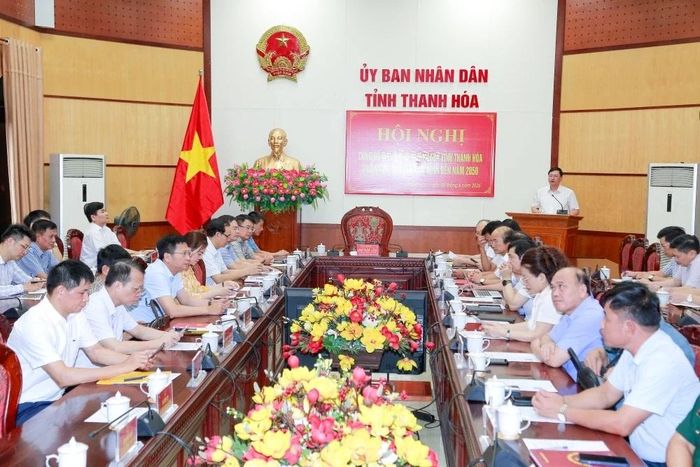 Phó Chủ tịch Thường trực UBND tỉnh Mai Xuân Liêm chủ trì hội nghị.