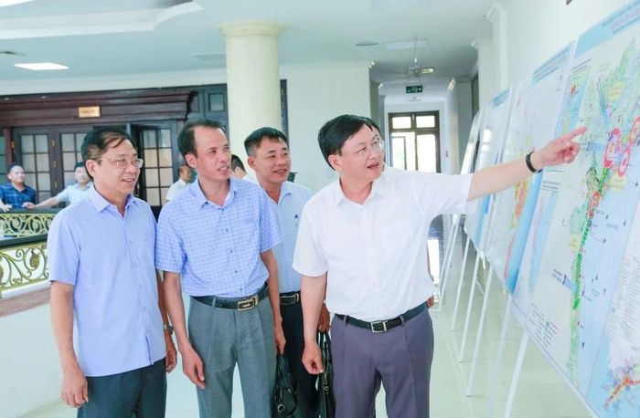 Phó Chủ tịch Thường trực UBND tỉnh Mai Xuân Liêm kiểm tra điều chỉnh quy hoạch.