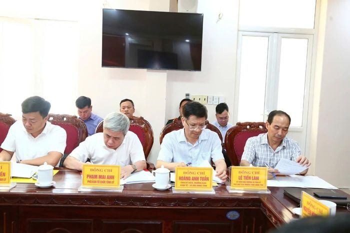 Các đại biểu tham dự buổi làm việc.