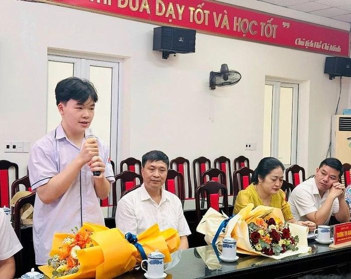 Em Nguyễn Bảo Khánh phát biểu tại buổi gặp mặt.