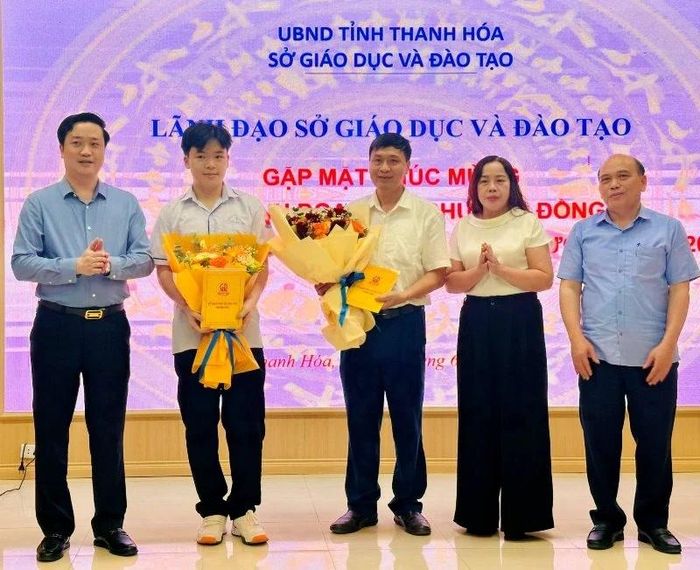 Lãnh đạo Sở GD&amp;ĐT tặng hoa và quà chúc mừng em Nguyễn Bảo Khánh và thầy giáo Nguyễn Văn Nhiệm, giáo viên trực tiếp giảng dạy môn Toán.