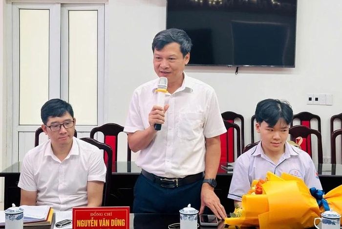 Hiệu trưởng Trường THPT Chuyên Lam Sơn phát biểu tại buổi gặp mặt, khen thưởng.