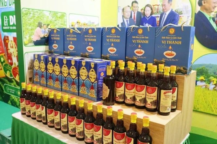 Các mặt hàng nông sản tiêu biểu, sản phẩm OCOP đặc sản của địa phương trưng bày tại gian hàng của HND tỉnh Thanh Hóa.
