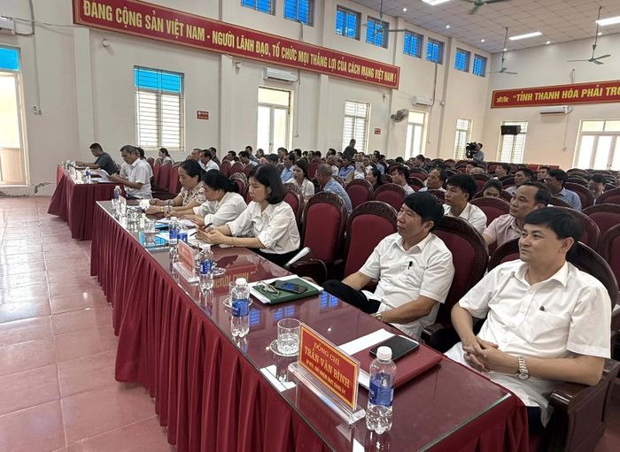 Đại biểu và cử tri tham gia buổi tiếp xúc.