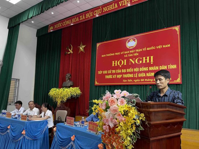 Cử tri xã Tân Tiến phát biểu tại hội nghị