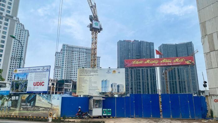 Còn về UDIC, tiền thân của đơn vị này là Công ty San nền trực thuộc Sở Xây Dựng Hà Nội. UDIC hoạt động đa ngành, trong đó tập trung vào các mảng đầu tư bất động sản và xây dựng các công trình dân dụng. Trên thị trường bất động sản, UDIC được biết đến với loạt dự án ở Hà Nội, như Khu đô thị Ciputra, UDIC Riverside, chung cư UDIC Complex…