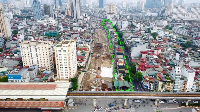 Ngày 1/6 vừa qua, lãnh đạo UBND TP Hà Nội đã chủ trì Hội nghị công bố Quyết định phê duyệt chủ trương đầu tư Dự án xây dựng bãi đỗ xe-nhà để xe, cây xanh, vườn hoa khớp nối đồng bộ hạ tầng kỹ thuật, kiến trúc cảnh quan tại phần dải đất giữa đường Vành đai 1 và đường La Thành, đoạn Hoàng Cầu - Láng Hạ. Trong ảnh: Đây là khu dân cư có 2 mặt tiền là đường La Thành và Vành đai 1, kéo dài từ nút giao Láng Hạ đến Hoàng Cầu.