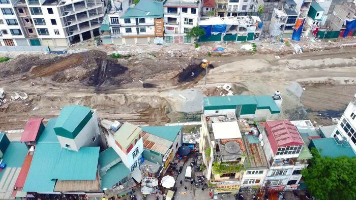 Đồng thời, đã chuẩn bị và đầu tư đồng bộ hệ thống hạ tầng tại khu tái định cư, từ giao thông, trường học, cơ sở y tế đến các công trình công cộng, đảm bảo điều kiện sống cho các hộ dân bằng hoặc tốt hơn nơi ở cũ.