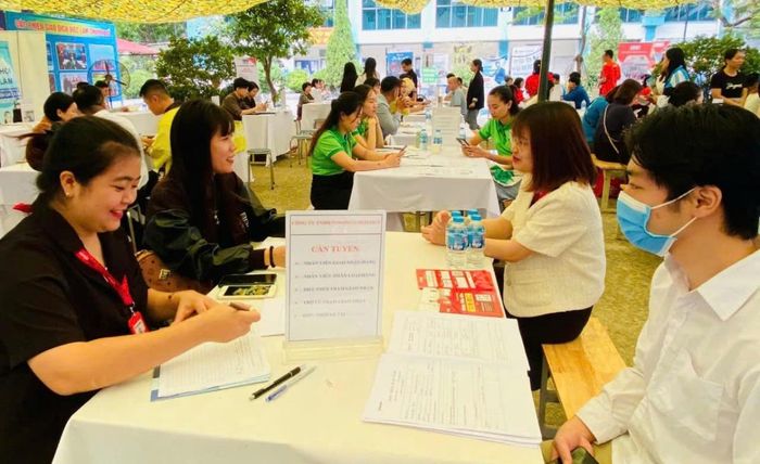 Doanh nghiệp tuyển dụng lao động tại Hà Nội. Ảnh: T.H.